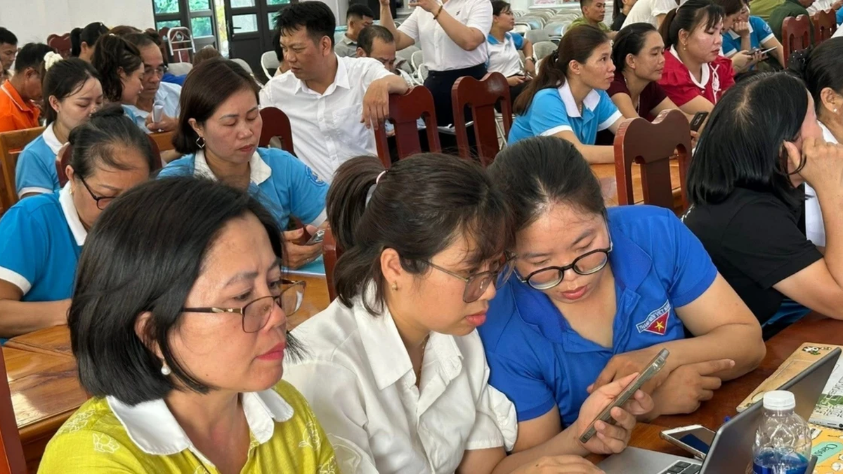 Más de 300 delegados de la comuna de Tang Loong fueron capacitados para realizar servicios públicos en línea.