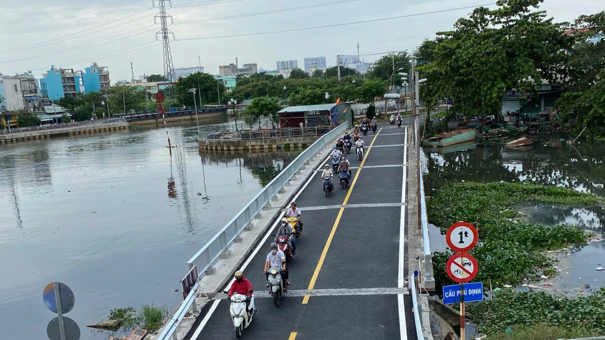 Le pont Phu Dinh rouvre ses portes, les gens échappent aux embouteillages aux heures de pointe