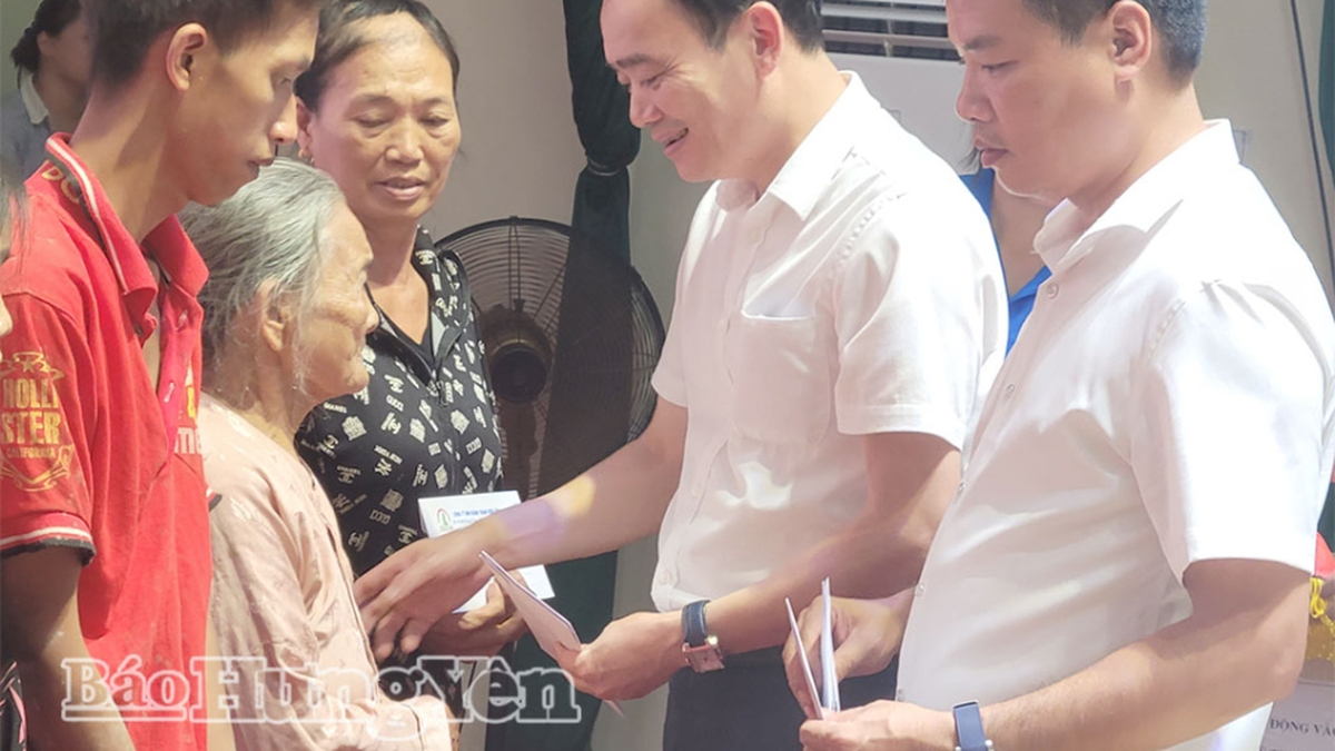 Hong Chau Ward donates rice and cash to support poor households