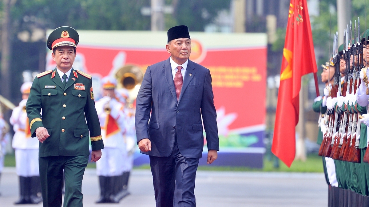 General Phan Van Giang holds talks with Indonesian Defense Minister