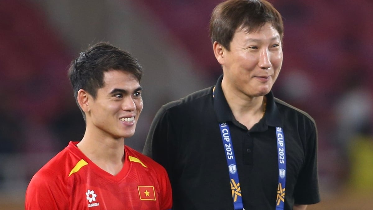 El momento 'elegante' del capitán Khuat Van Khang: Para recibir una medalla de oro, debes ser guapo