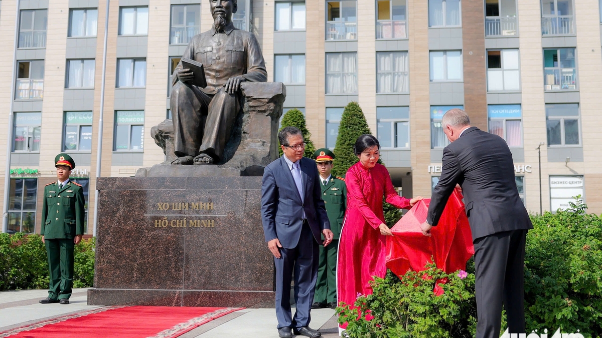 Frau Ngo Phuong Ly nahm an der Eröffnungszeremonie des Ho-Chi-Minh-Platzes in Sankt Petersburg teil.