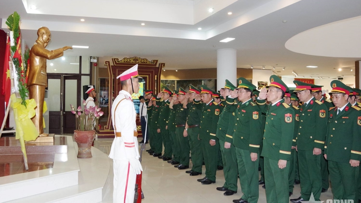 The delegation of the Ministry of National Defense offered incense to commemorate President Ho Chi Minh.