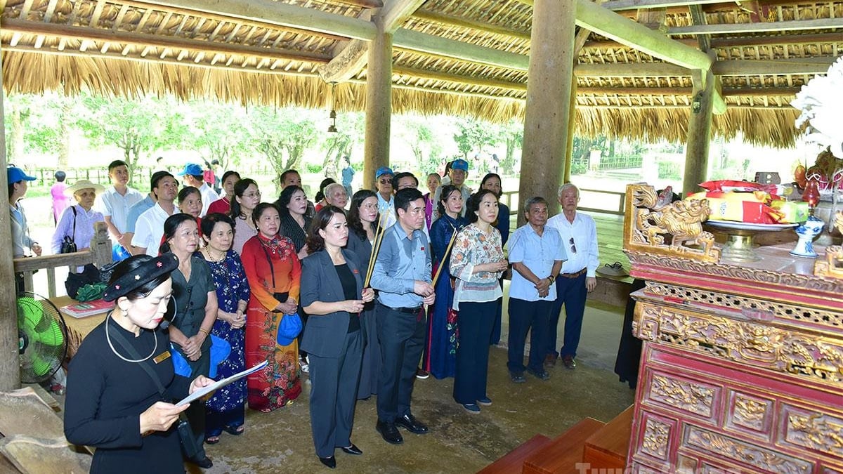 Diputados de la Asamblea Nacional de la provincia de Hung Yen, todos los mandatos, regresan a Tuyen Quang