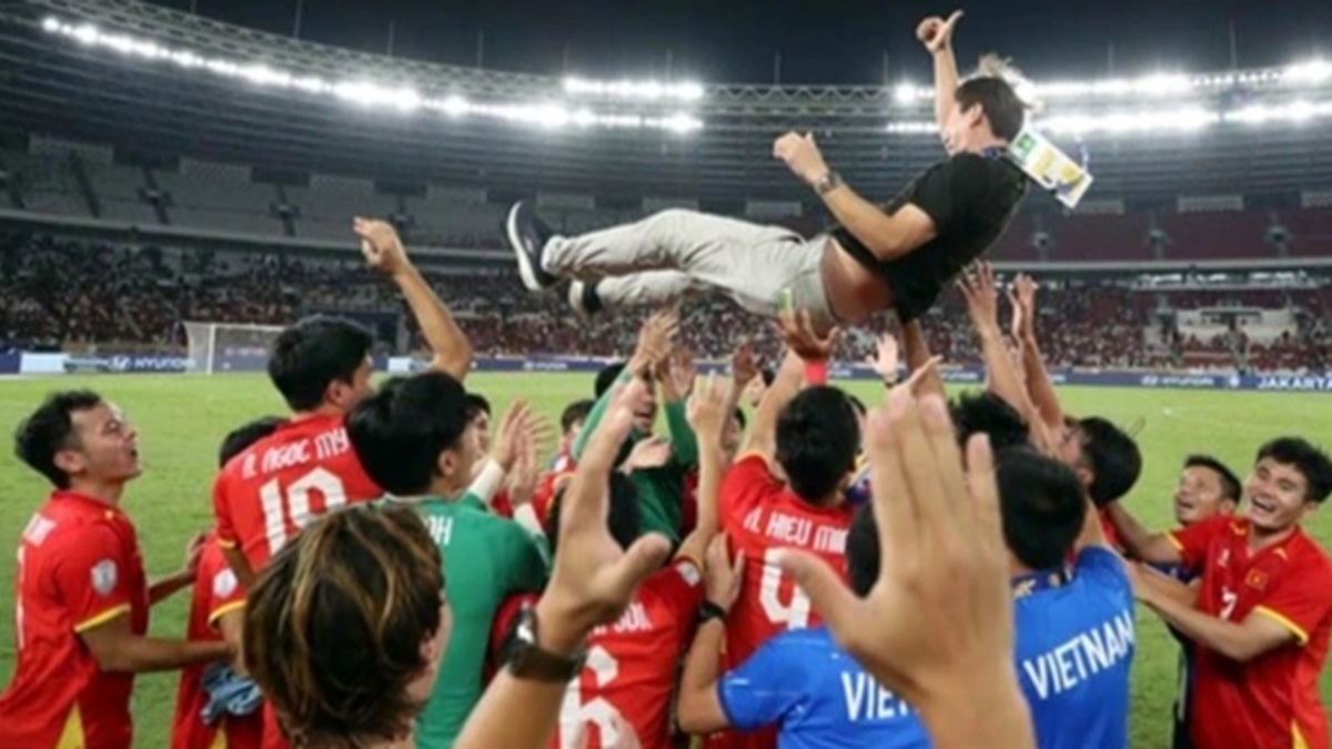 Coach Kim Sang Sik had an accident while celebrating the championship with U23 Vietnam