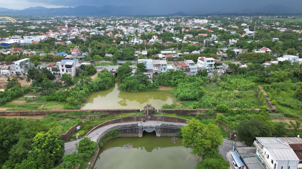 ការរុះរើលេនដ្ឋានចំនួន 26 និងរចនាសម្ព័ន្ធប្រយុទ្ធជាច្រើននៅទីតាំងវត្ថុបុរាណ Hue Citadel