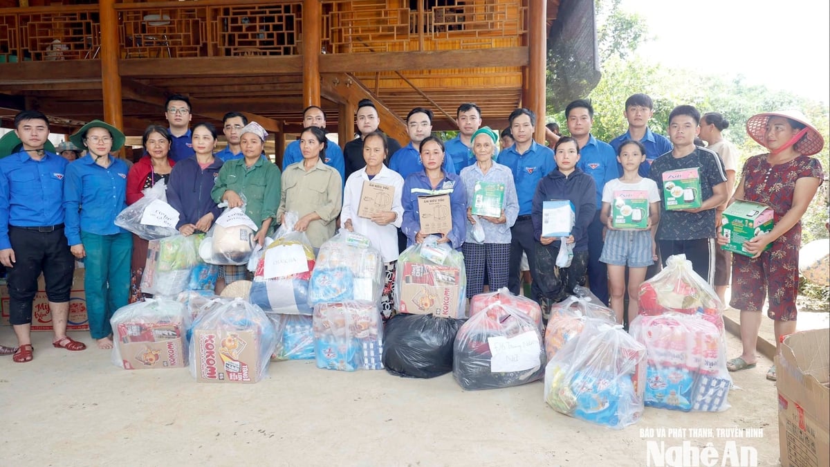 The Provincial Youth Union visited and presented gifts to support people and volunteer teams to overcome the consequences of floods in communes in Western Nghe An.