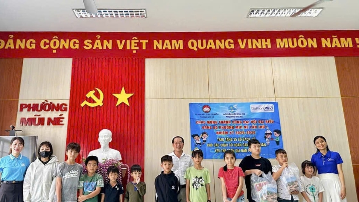 Donated 55 sets of books and notebooks to disadvantaged students in Mui Ne ward