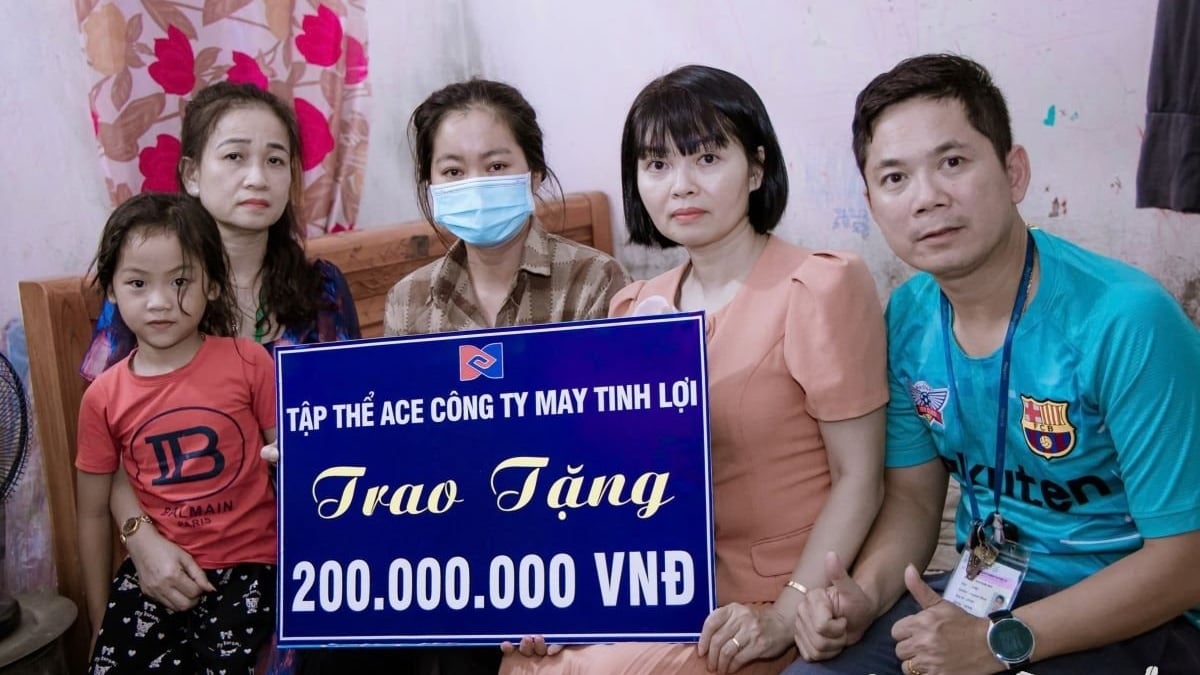 Tinh Loi Company's staff and workers support 200 million VND for female worker with serious illness
