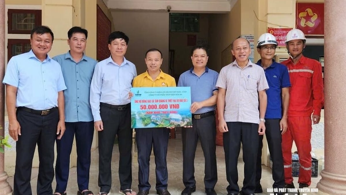 Die Hua Na Hydropower Joint Stock Company spendete 300 Millionen VND zur Unterstützung der Menschen in den von Überschwemmungen betroffenen Gebieten.