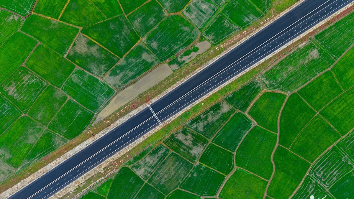 Admire the 17,800 billion VND highway, running through the beautiful green fields