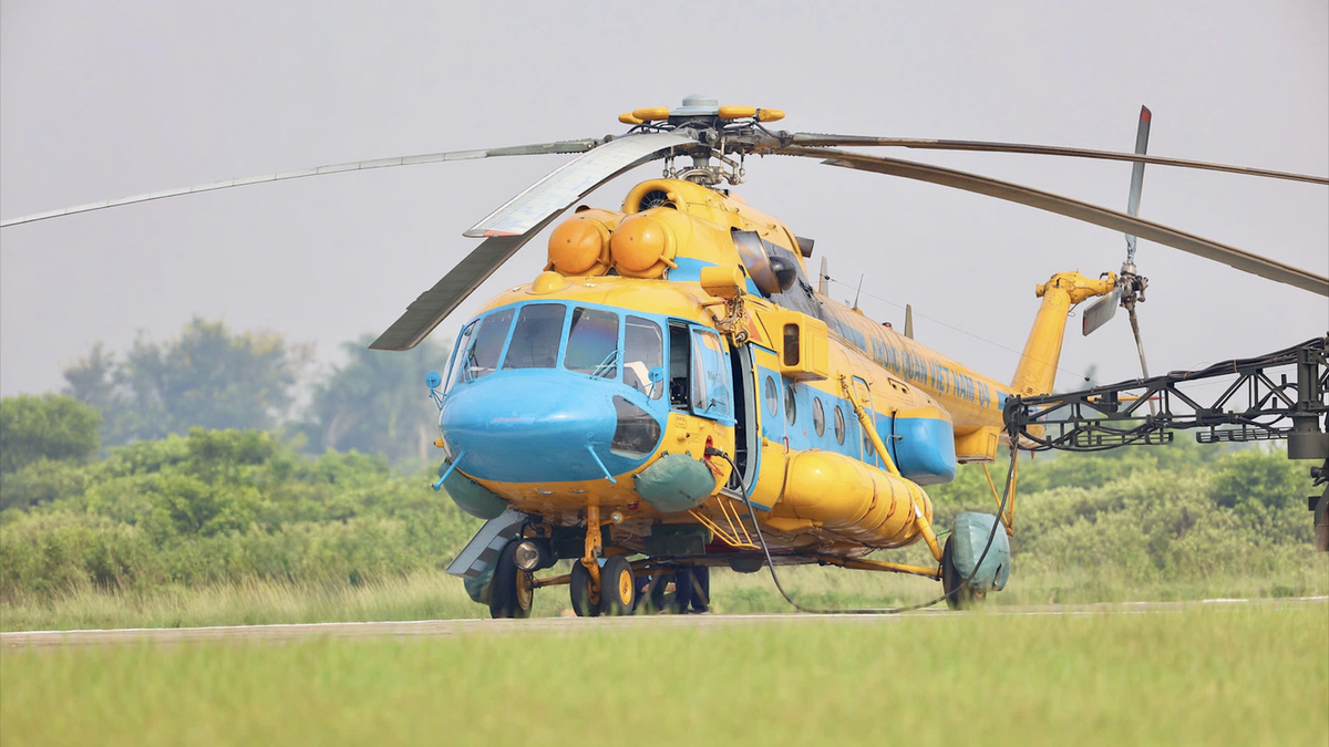 Training formation of 10 helicopters to raise the Party flag and the national flag in the sky of Hanoi