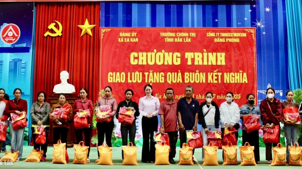 សាលានយោបាយខេត្ត ប្រគល់អំណោយដល់ភូមិបងប្អូន