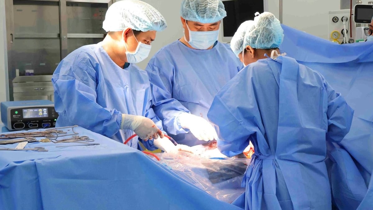 فتاة تبلغ من العمر 15 عامًا تعاني من ورم في المبيض بحجم جنين عمره 7 أشهر