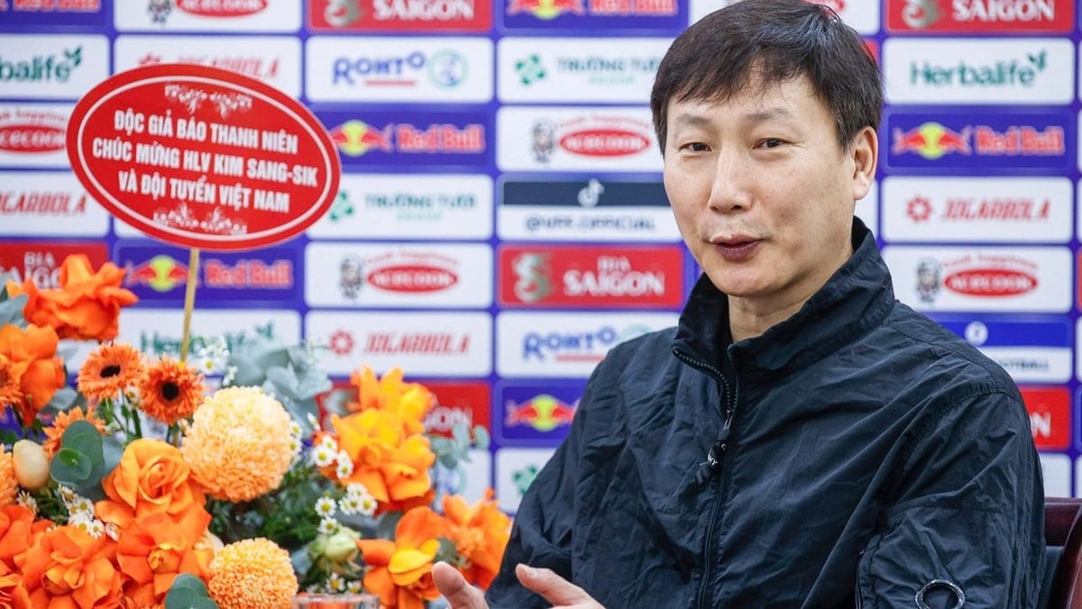 오늘 오전 10시 15분, 김상식 감독은 탄니엔 신문과 2025년 동남아시아 U.23 챔피언십 우승을 향한 여정에 대해 이야기를 나누었습니다.