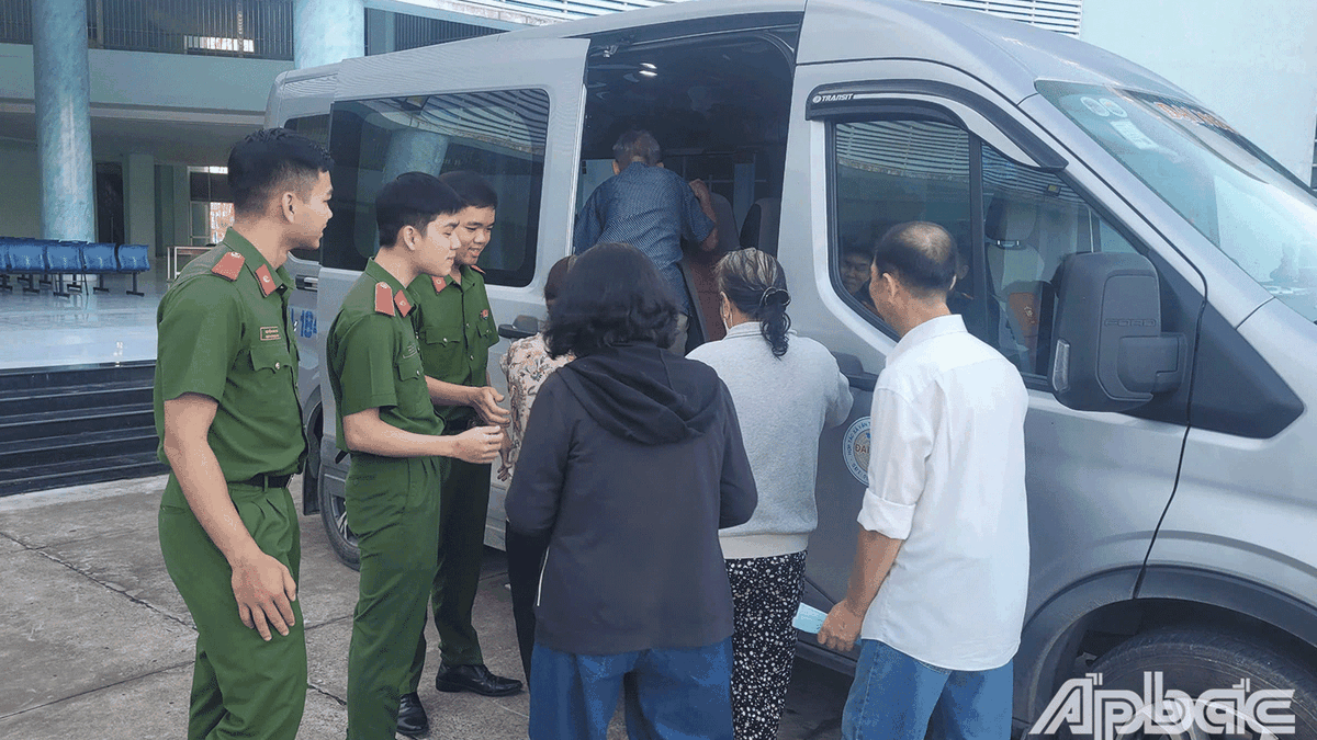 دونغ ثاب: منظمة تجلب الأشخاص الذين يعانون من ظروف صعبة إلى مدينة هوشي منه لإجراء جراحة العيون مجانًا