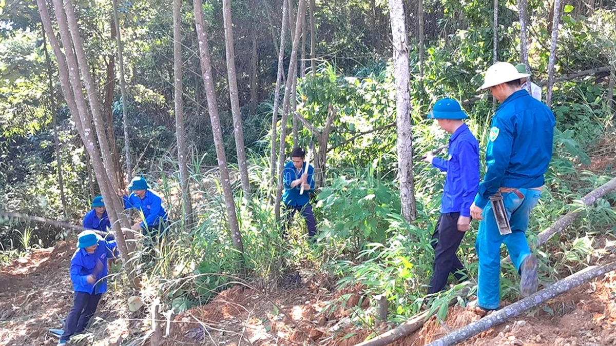The first youth volunteer team participated in supporting the construction of the 500KV Lao Cai - Vinh Yen power line