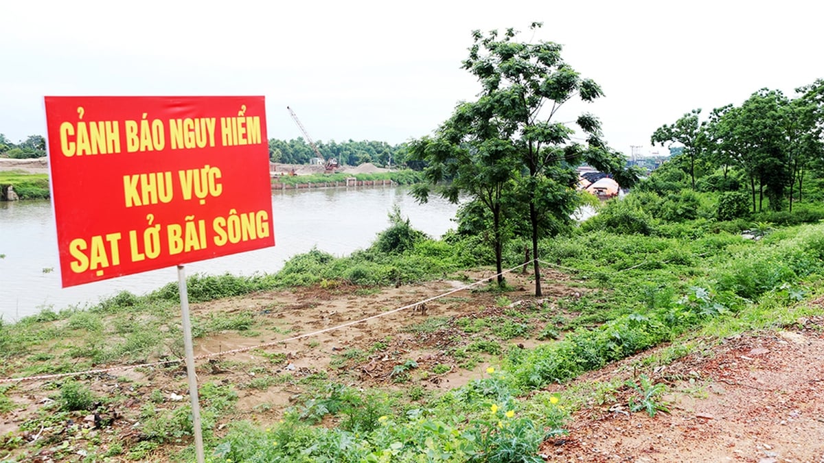 Traiter d'urgence l'incident de glissement de terrain sur la rive de la rivière et la plage dans la zone de la digue gauche de Cau, commune de Hop Thinh.