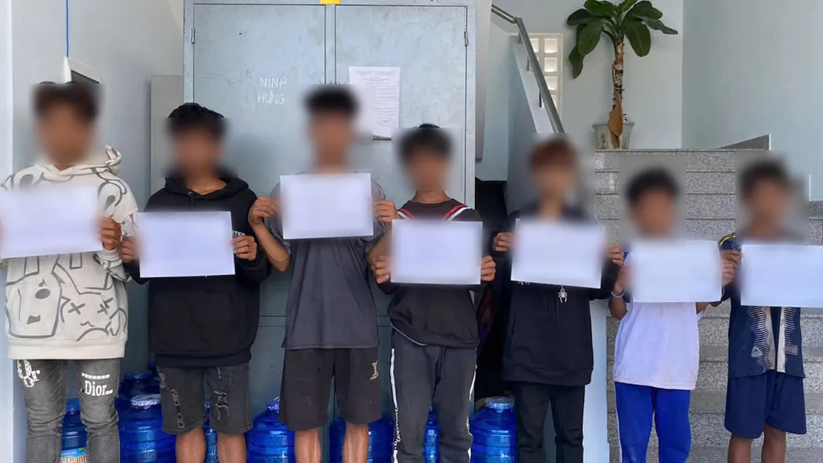Travailler avec un groupe d'adolescents jetant des pierres sur des voitures sur l'autoroute