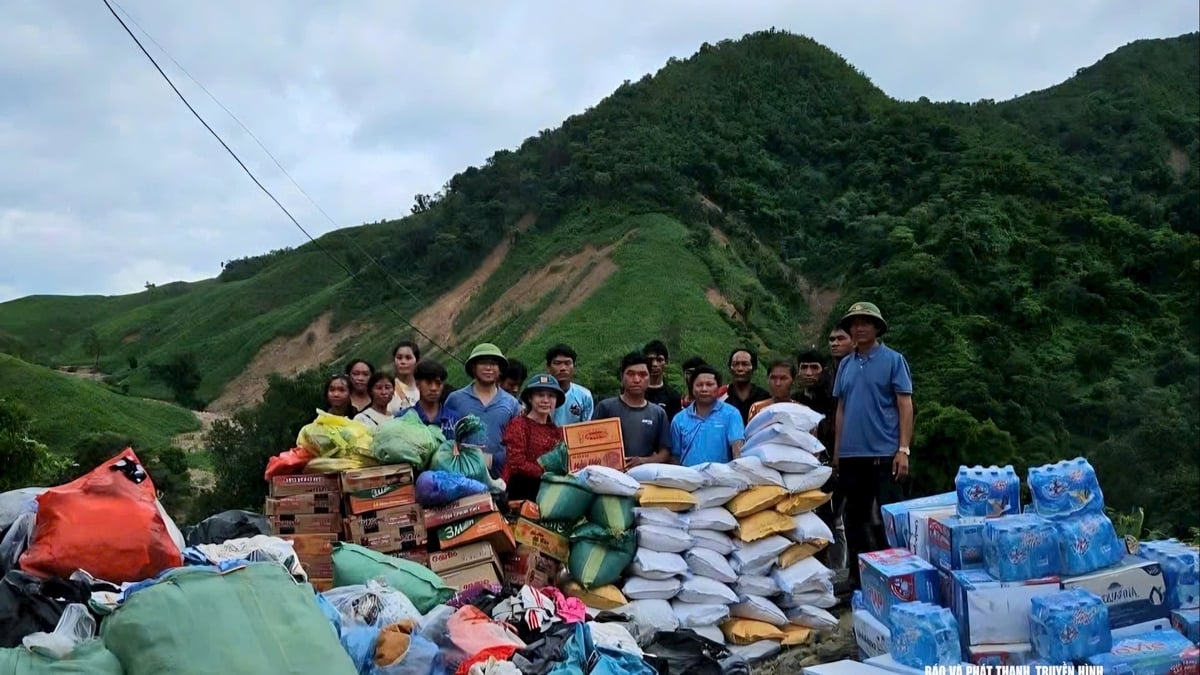 Berührendes Bild der Regierung und der Bevölkerung der Gemeinde Muong Tip (Nghe An), die Hilfsgüter für die Flut mit Dorfbewohnern im benachbarten Laos teilen