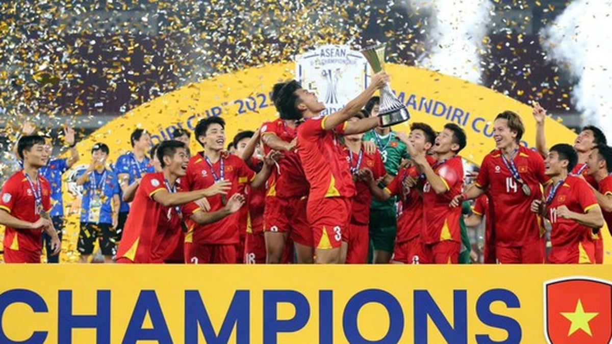 Entrega de Certificados de Mérito del Primer Ministro al colectivo y a los individuos de la selección de Vietnam Sub-23