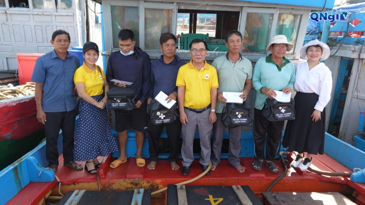 Thien Nhan Hospital gives medicine bags to Ly Son fishermen