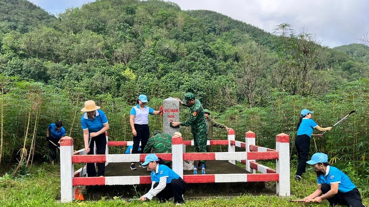 Lao Cai Ward Women's Union cooperates in clearing border markers