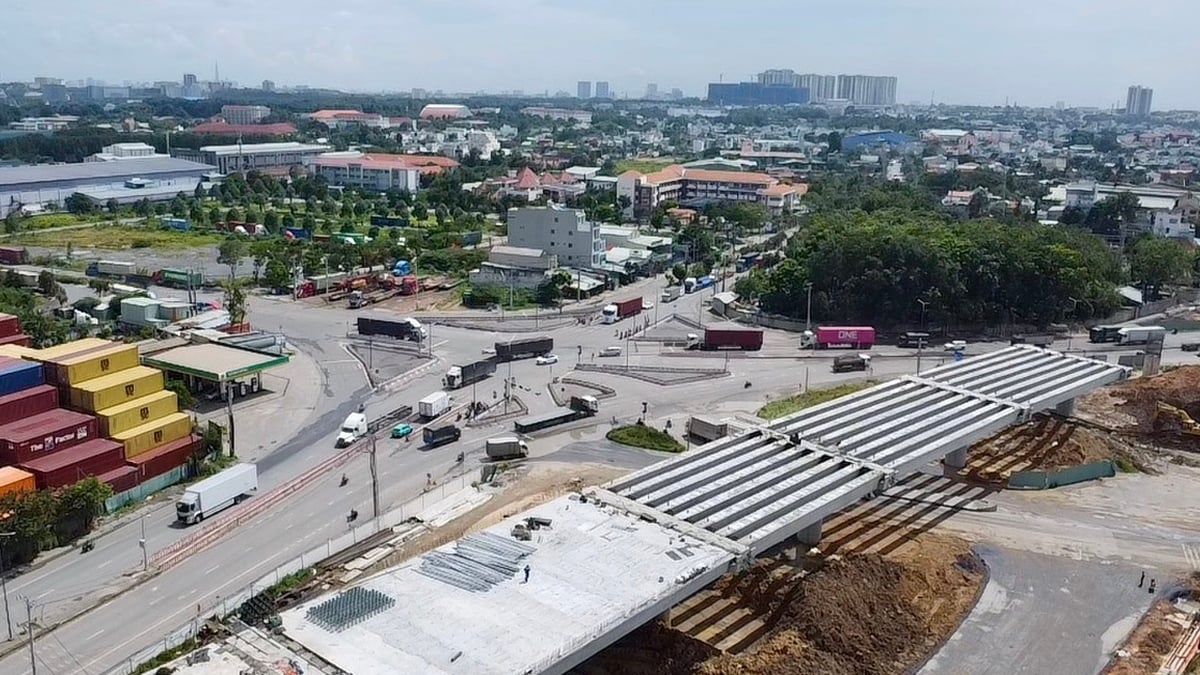 Ciudad Ho Chi Minh: El vicepresidente Bui Xuan Cuong inspecciona las obras de tráfico y despeja los atascos.