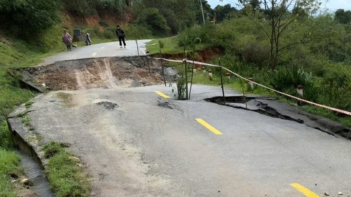 クアンガイ省山岳地帯の国道40Bに1.2メートルの深さの「死の穴」が出現した。