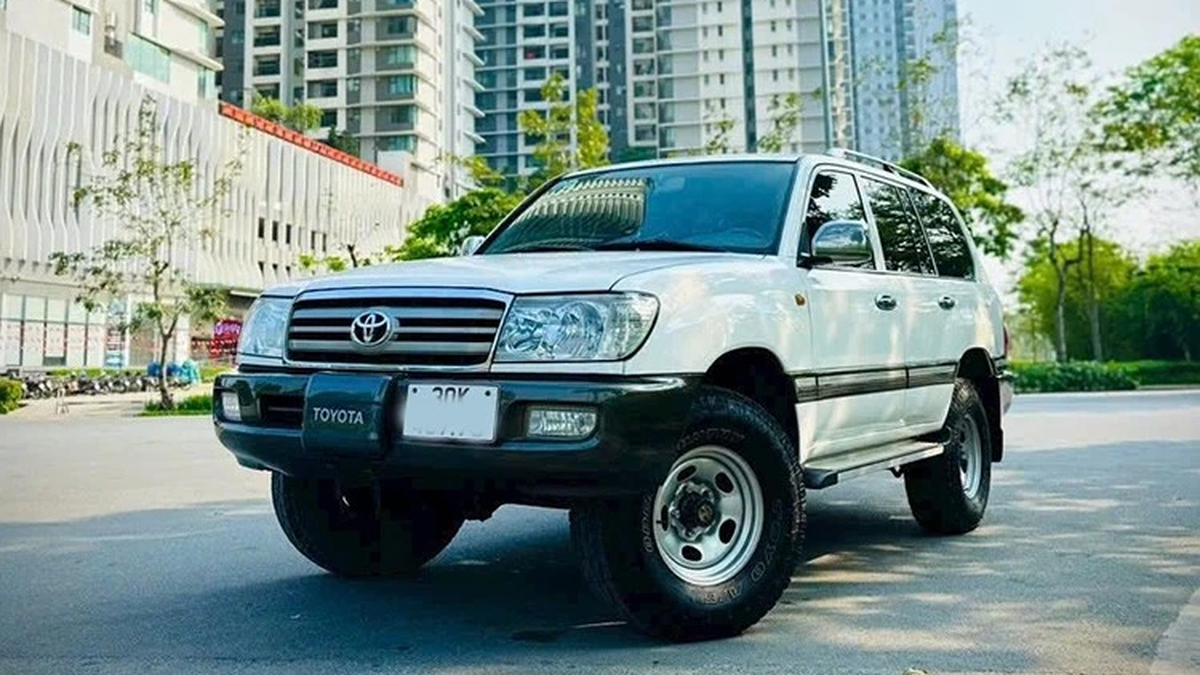 Toyota Land Cruiser 105, 20 years old, sold for 1.3 billion in Hanoi