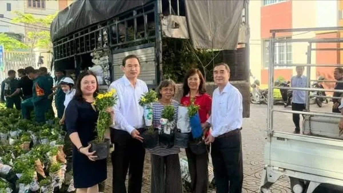 លេខាធិការសង្កាត់វាំងតាវ ជូនដើមផ្កាចំនួន២០០០ដើម ដើម្បីលម្អទីក្រុង