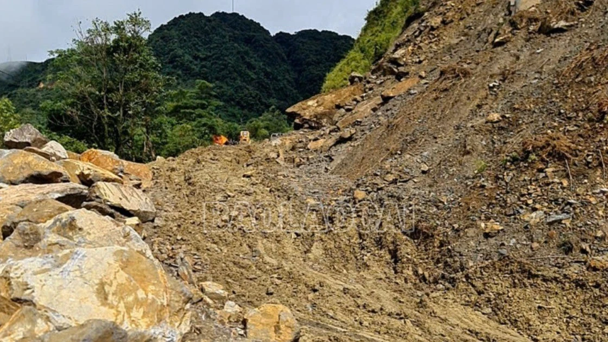 Major landslide on National Highway 279: Traffic from Lao Cai to Lai Chau completely cut off