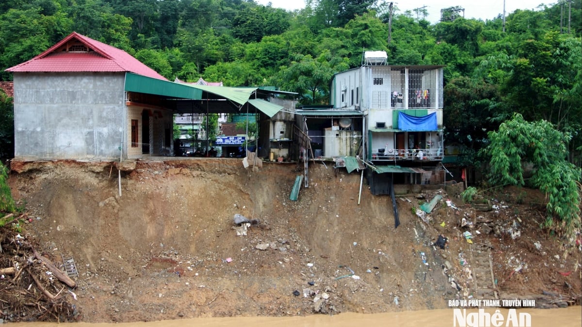 Western Nghe An after the flood: Houses are still there but precariously close to the river's edge, people do not dare to return