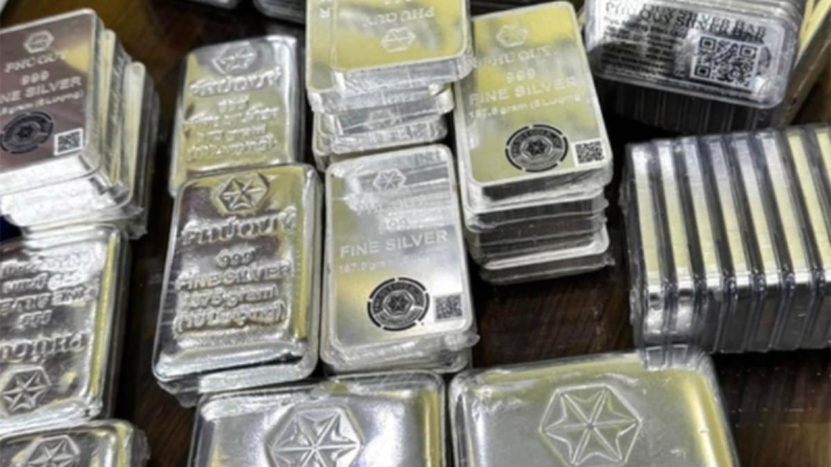 Silver price today 1/8: continues to fall sharply