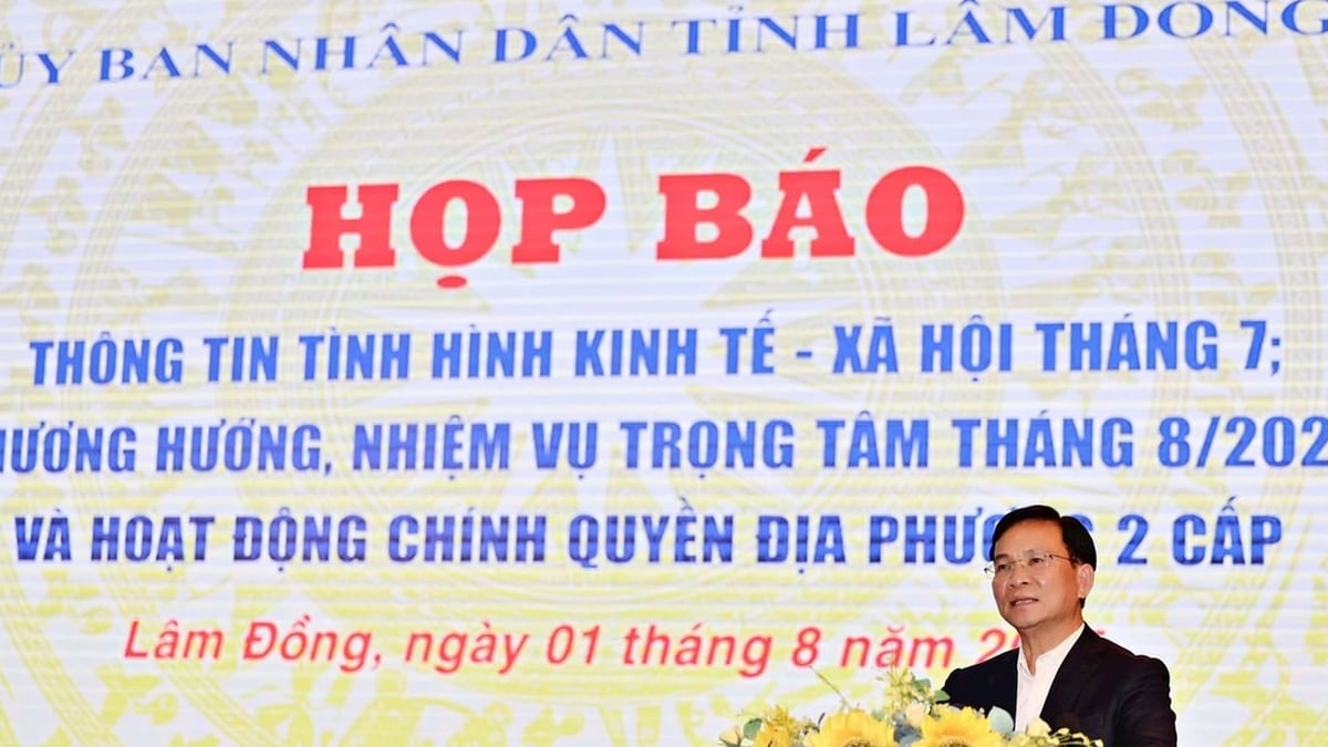ប្រធានគណៈកម្មាធិការប្រជាជនខេត្ត Lam Dong ធ្វើជាប្រធានសន្និសីទកាសែតជាមួយអ្នកសារព័ត៌មាន និងអ្នកសារព័ត៌មានជាង ៧០នាក់។