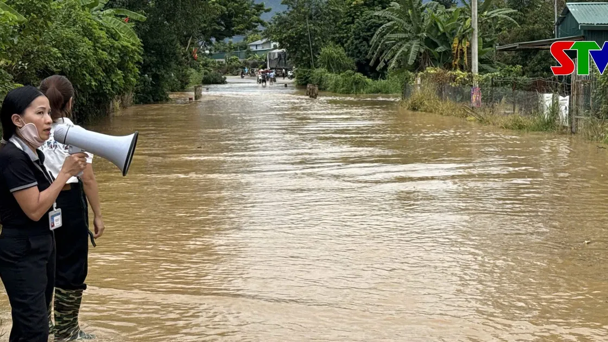 洪水によりナムコン第3水力発電所に通じる橋が流され、交通が遮断された。