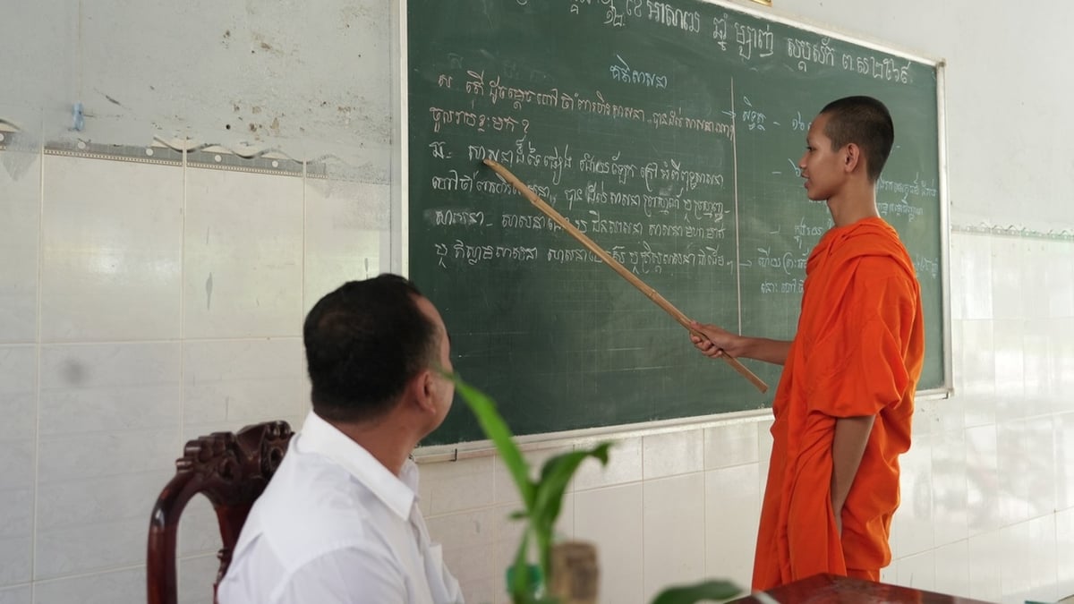 How does Vinh Long preserve and promote the Khmer language of ethnic minorities?