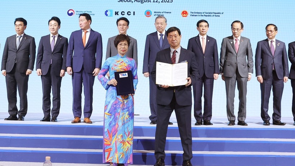 Le secrétaire général To Lam et le Premier ministre coréen assistent à la cérémonie de signature de l'accord de coopération.