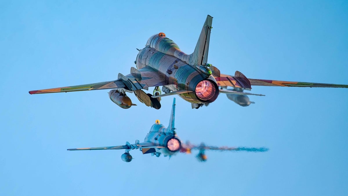 En el momento en que el SU-30MK2 "corta el viento", el aire se acumula en la parte posterior de las alas como nubes blancas.