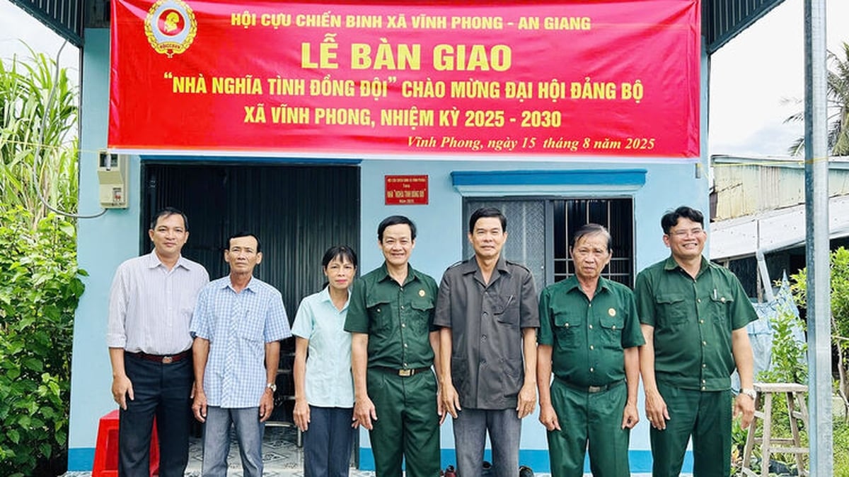 Vinh Phong Commune Veterans Association hands over the house of Comradeship