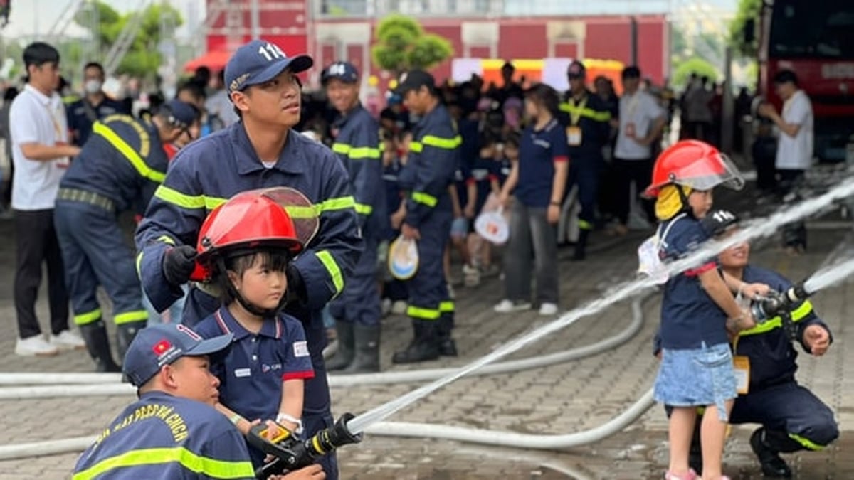 Ho Chi Minh City: People enthusiastically participate in firefighting and rescue experiences