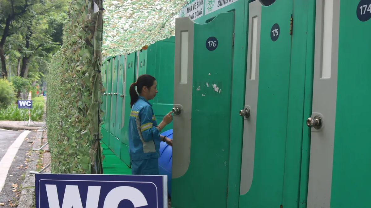 Hanoi instala más de 1.000 baños públicos para atender a la gente que asiste a desfiles y marchas.