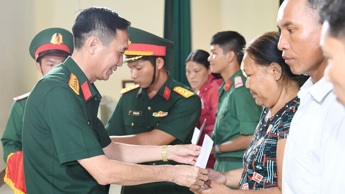 កងវរសេនាធំ 892 ផ្តល់មូលនិធិដល់មន្ត្រី និងទាហានក្រោមគំរូ "ភាពកក់ក្តៅនៃផ្នែកខាងក្រោយ"