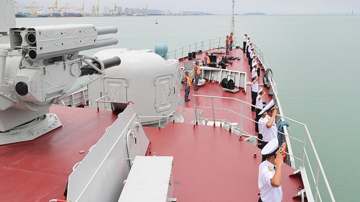 ミサイルフリゲート艦「クアン・チュン」がASEAN海軍演習に参加するためにマレーシアに到着