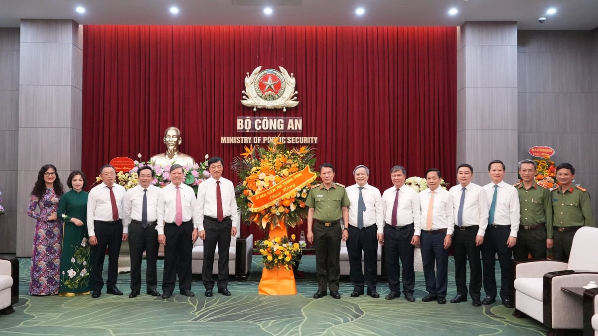 สหายเหงียน ซวี ง็อก สมาชิกกรมการเมือง เลขาธิการคณะกรรมการกลางพรรค ประธานคณะกรรมการตรวจสอบกลาง เยี่ยมชมและมอบดอกไม้แสดงความยินดีกับกระทรวงความมั่นคงสาธารณะ
