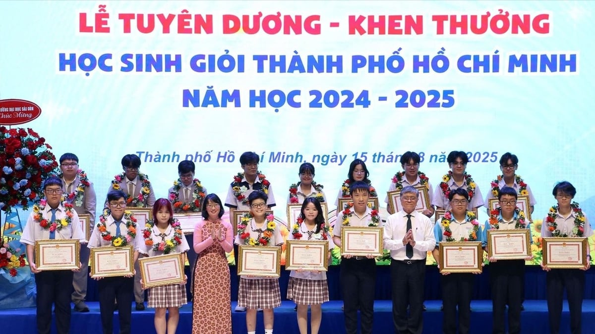 HCMC: Rewarding 929 teachers and students with outstanding achievements in the 2024-2025 school year