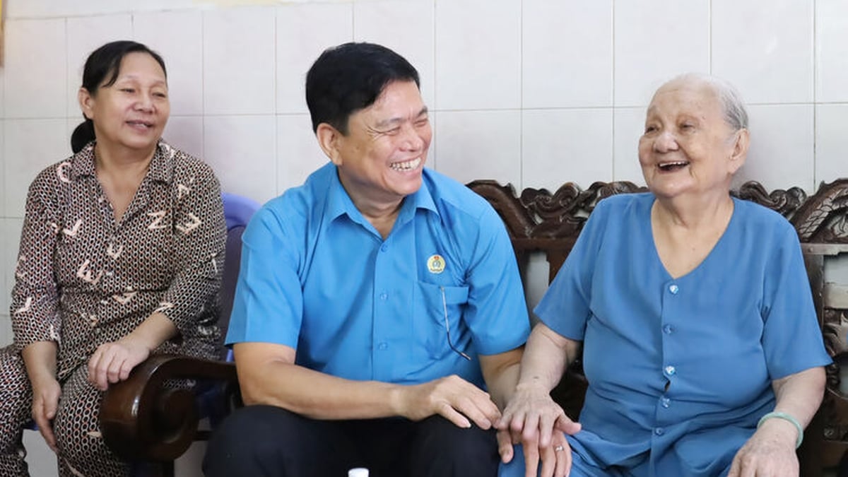 An Giang Trade Union visits and presents gifts to Vietnamese Heroic Mothers