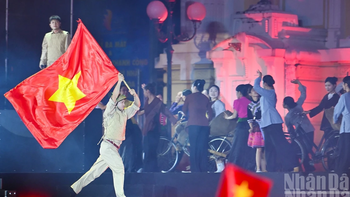 [Ảnh] Thủ tướng Phạm Minh Chính dự chương trình nghệ thuật đặc biệt mang tên “Hà Nội - Từ mùa thu lịch sử năm 1945”
