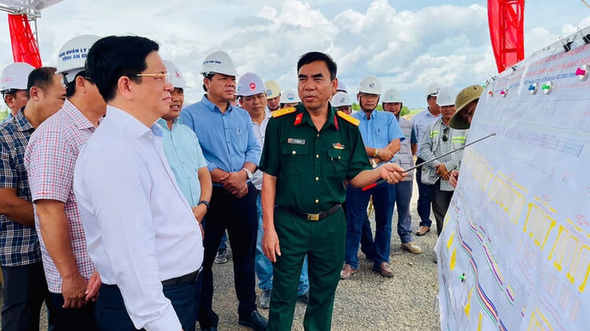 El presidente del Comité Popular Provincial de An Giang, Ho Van Mung, inspecciona el avance de la construcción de la autopista Chau Doc-Can Tho-Soc Trang