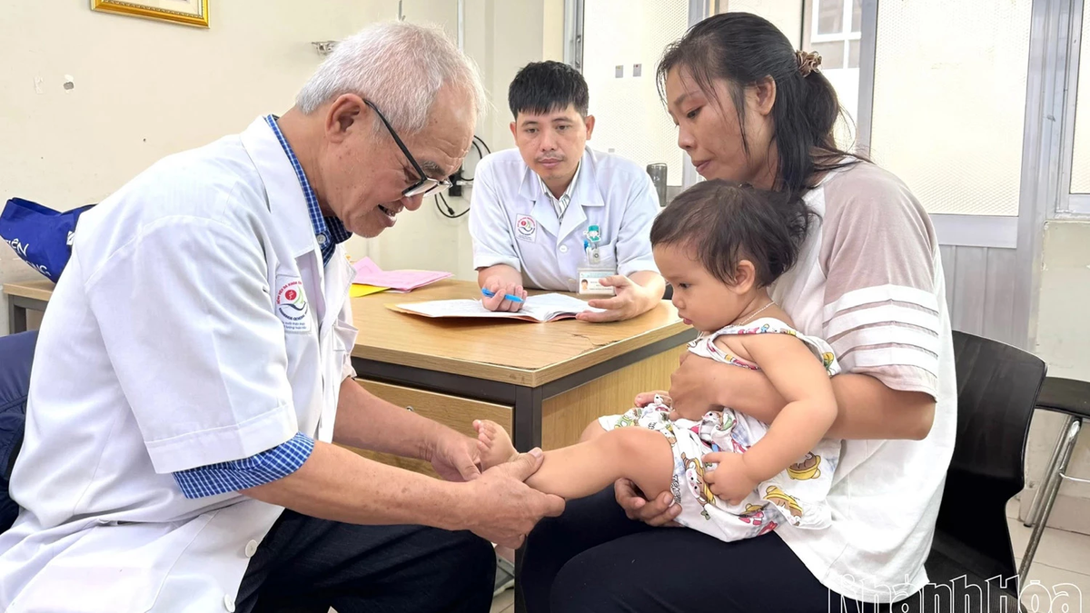 カインホア総合病院は、小児奇形の検査と手術を行うために専門家を招いている。